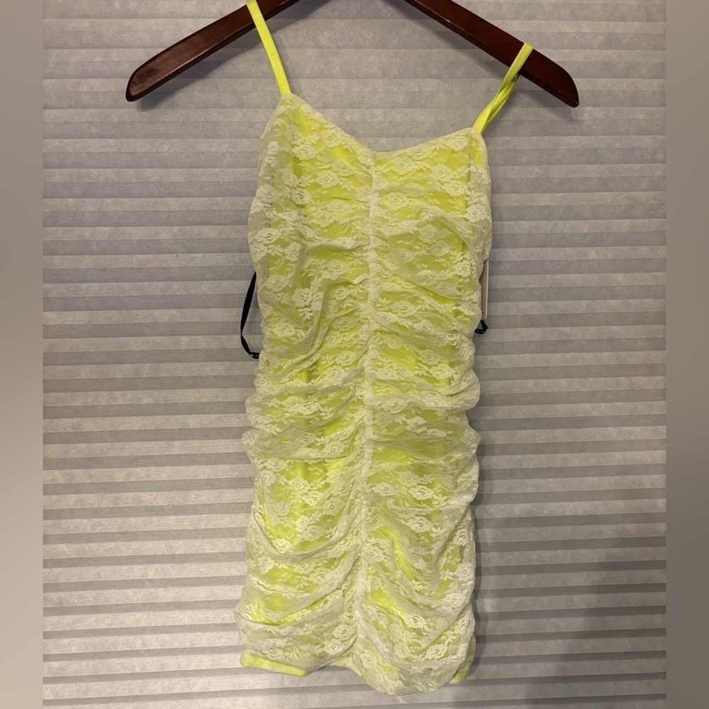 KatieJ NYC Lace Ruched Yellow bodycon mini dress. - NWT size large